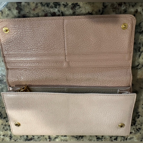 Small call outs Miu Miu Continental Bow wallet pink and beige - Picture 9 of 11